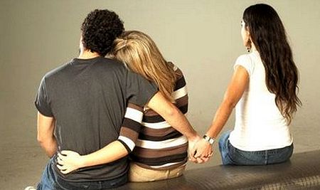 tres personas de espalda que denotan una infidelidad